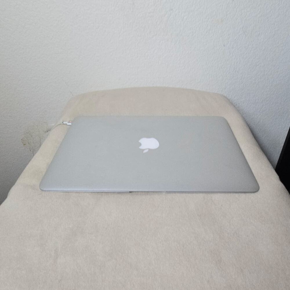 Apple Mac Book Air 2014 13in (Gray) - Picture 2 of 9